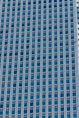 Fototapeta premium 晴れの天気の昼のオフィスビルの外壁の風景