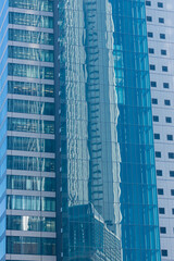 晴れの天気の昼のオフィスビルの外壁の風景