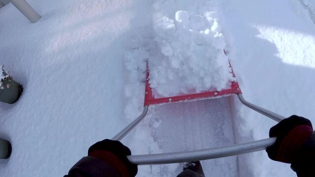 スノーダンプで雪かきをする