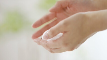 石鹸で手を洗う女性