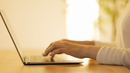 パソコンをタイピングしている女性の手