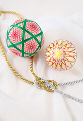 手鞠とあわじ結びをした紐