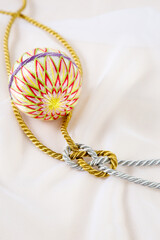 手鞠とあわじ結びをした紐