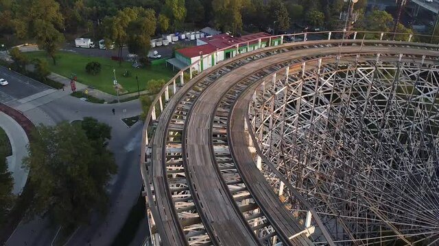 Feria de Chapultepec abandonada en mantenimiento durante el amanecer