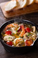 アヒージョとバゲット