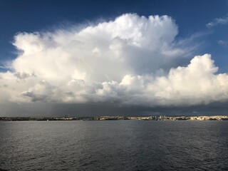 Malta Mittelmeer Einfahrt Kreuzfahrt mit Kreuzfahrtschiff im Frühjahr