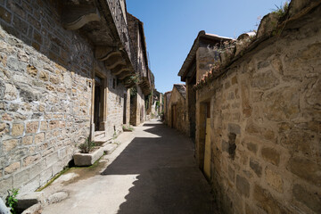 Peyre, village médiéval au dessus du tarn, avec son église troglodytique en Aveyron.	