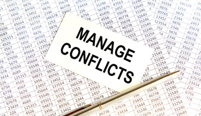 Obraz premium On the CARD, THE MANAGE CONFLICTS, a pen, the background are reports.