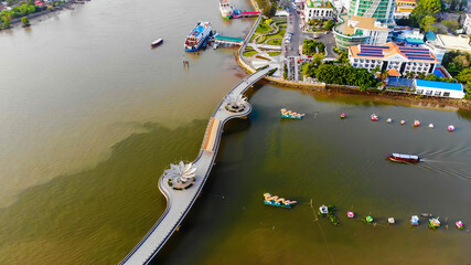 Obraz premium Top view aerial view love bridge or Ninh Kieu quay of downtown in Can Tho City, Vietnam with development buildings, transportation, energy power infrastructure