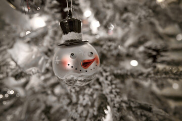 Schneemann alias Weihnachtskugel auf dem Christbaum, Christbaumschmuck, Winterliche, festliche Weihnachtsgrußkarte, Einladung zum Familienfest	