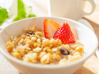 苺を添えたグラノーラ