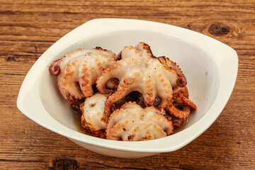 Grilled octopus in the bowl