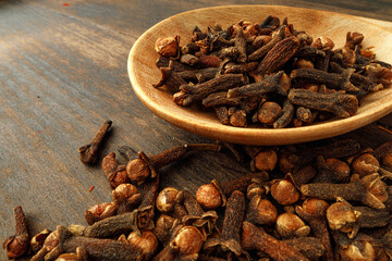 Obraz premium Heap of clove spice on wooden table