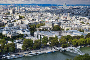 Magnifica vista de la ciudad de Paris y el río Sena con sus tradicionales barcazas y la pasarela...