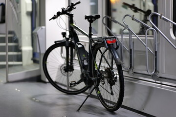 Fototapeta na wymiar E-Bike Ebike im Zug auf der Reise