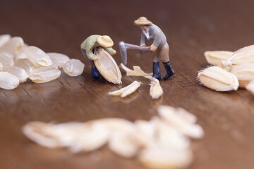 米の籾すりをするミニチュアの人形