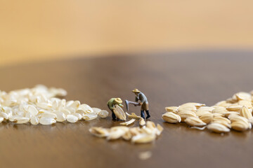 米の籾すりをするミニチュアの人形
