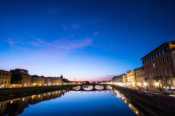 Fototapeta na wymiar It is the scenery near the Arno river in Florence, Italy. At dusk, the sky is clear and sunny, which is very fantastic.