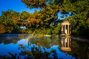 Obraz premium Pavillion reflection at sunrise in a park in Munich, Bavaria, Germany