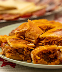 empanada gallega con pimientos, cebolla, atun, aceite de oliva, rica dieta mediterranea con productos de la tierra