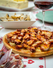 pulpo a la gallega con patatas aceite de oliva y pimenton de la vera, dieta mediterranea