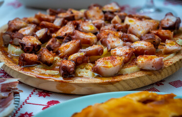 pulpo a la gallega con patatas aceite de oliva y pimenton de la vera, dieta mediterranea