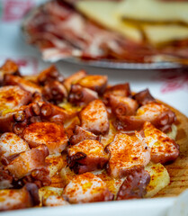 pulpo a la gallega con patatas aceite de oliva y pimenton de la vera, dieta mediterranea