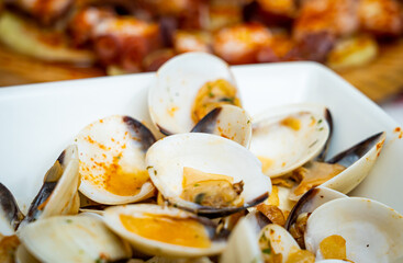 Almejas con salsa picante lista para comer, marisco fresco, dieta mediterranea berberechos y almejas a la plancha