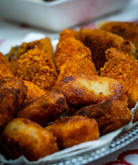 tigres y langostinos rebozados con cocretas fritas, lista para comer con los amigos