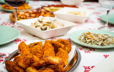 tigres y langostinos rebozados con cocretas fritas, lista para comer con los amigos