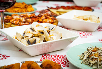 Almejas con salsa picante lista para comer, marisco fresco, dieta mediterranea berberechos y almejas a la plancha