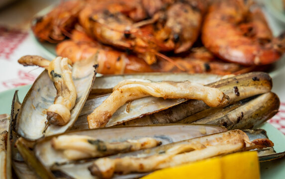 Racion de gambones a la plancha y navajas con lim&oacute;n, marisco a la plancha fresco, dieta mediterranea