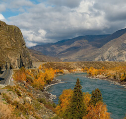 Naklejka premium Russia. Mountain Altai. Autumn coast of the Katun river near the mouth of the right tributary of the Chuya.