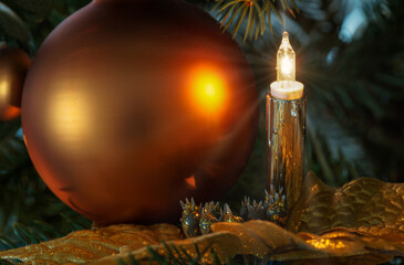 Weihnachtsbaum mit Kerze und Kugel