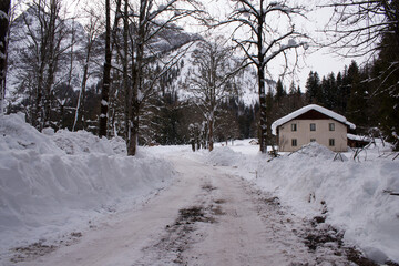 uno splendido paesaggio montano innevato, un fiume scorre i mezzo a montagne di neve, la magia...