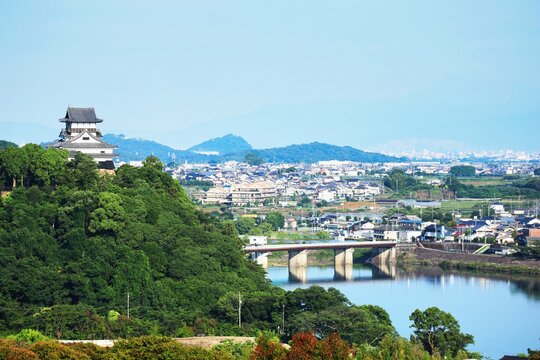 愛知県側から見た、青空を望む木曽川沿いの国宝犬山城