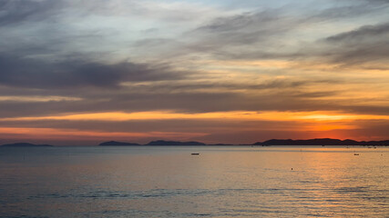 Fototapeta premium Sunset atmosphere at Phayun Beach, Rayong, Thailand