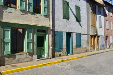 Rue principale (D522A) aux volets colorés à Les Cabannes (09310), Ariège en Occitanie, France