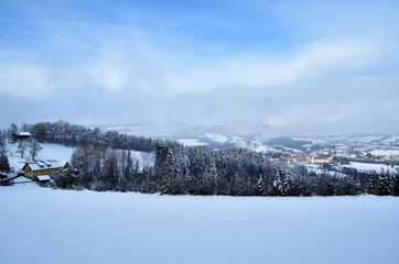 Nach dem Schneefall verziehen sich die Wolken und der blaue Himmel kommt hervor (Blick auf Vorau...