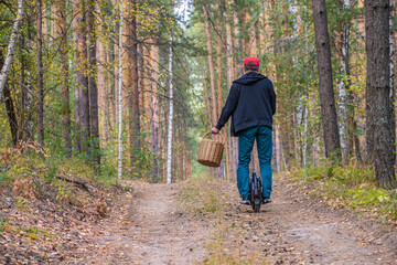 Rear view of a man on an electric unicycle © Alex Images