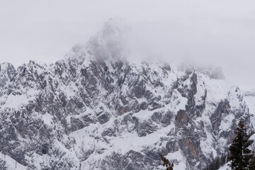 uno splendido paesaggio montano innevato, un fiume scorre i mezzo a montagne di neve, la magia dell'inverno in montagna © giovanni