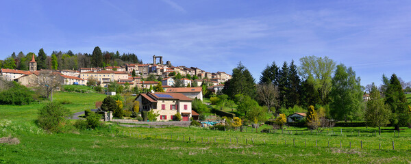 Fototapeta na wymiar Panoramique Allègre (43270), cité de caractère, Haute Loire en Auvergne-Rhône-Alpes, France