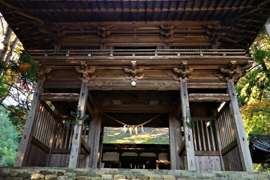 Gate of  Suhara Shrine with Nagara-gawa, in Gifu, Japan - 日本 岐阜県 洲原神社と長良川