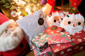 ツリーの下のクリスマスプレゼントの山
