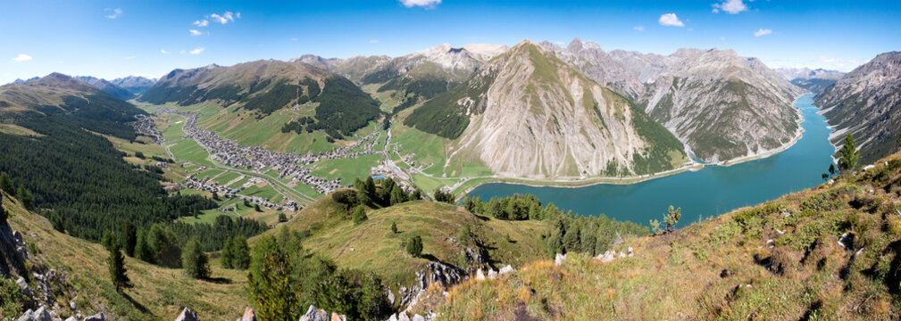 Panoramic view from the Crap de la Pare of Livigno and its lake.