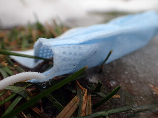 Un masque chirurgical utilisé sur le sol durant la pandémie de Covid-19
