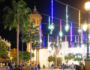 Weihnachten in Algeciras. Hier ist der Hafen, der Europa und Afrika verbindet. Jetzt reisen keine Personen mehr sondern nur noch Waren. Trotz Covet 19 wird begeistert Weihnachten gefeiert.