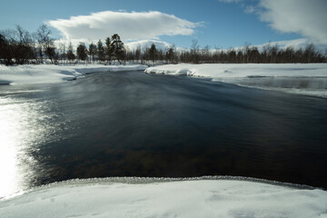 Fluss im Schnee am Polarkreis
