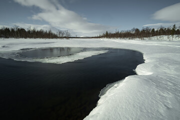 Fluss in einer Winterlandschaft