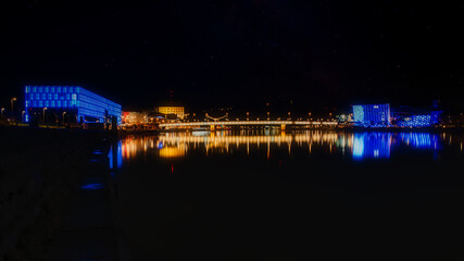 Panorama Weitwinkelaufnahme einer beleuchteten Stadt in den Nachtstunden Linz City Lentos...